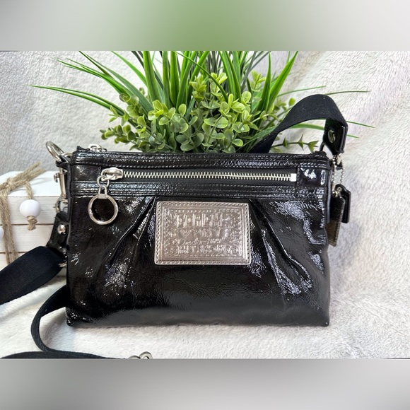 Coach Handbags - 🖤EUC Coach Poppy Patent Leather Crossbody
